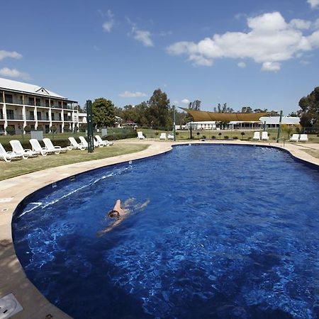 Yarrawonga Mulwala Golf Club Hotell Exteriör bild The pool at the Club Hotel