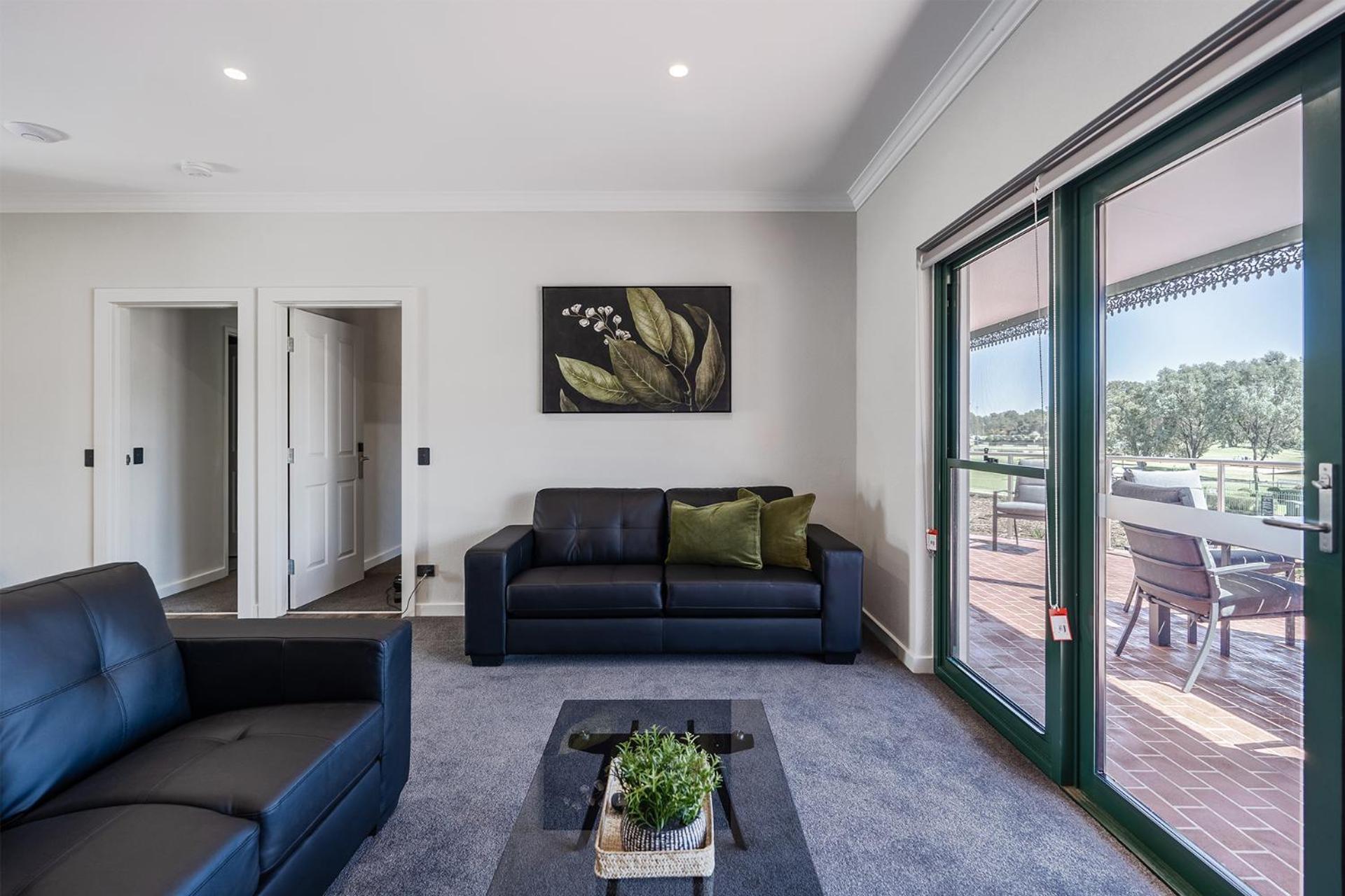 Yarrawonga Mulwala Golf Club Hotell Exteriör bild A living room with a large sliding door