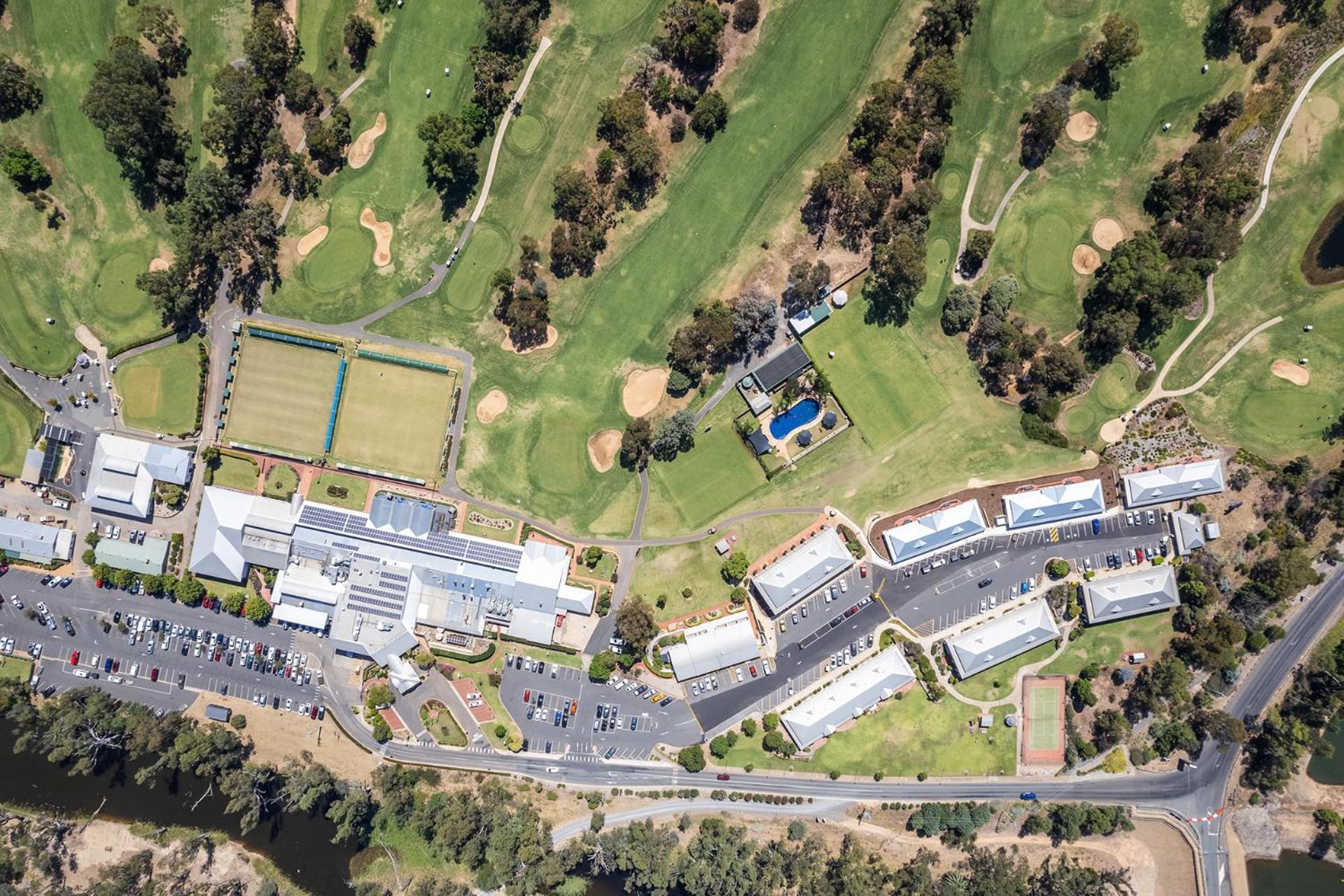 Yarrawonga Mulwala Golf Club Hotell Exteriör bild Aerial view of the school