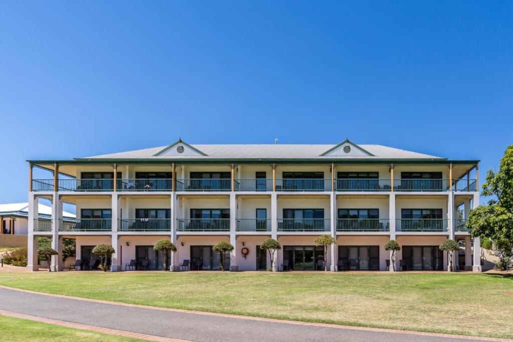 Yarrawonga Mulwala Golf Club Hotell Exteriör bild The Village, 2016