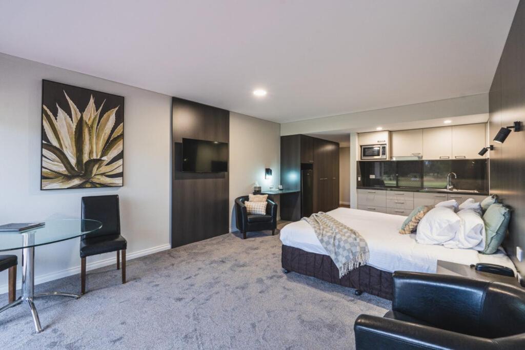 Yarrawonga Mulwala Golf Club Hotell Exteriör bild Studio apartment