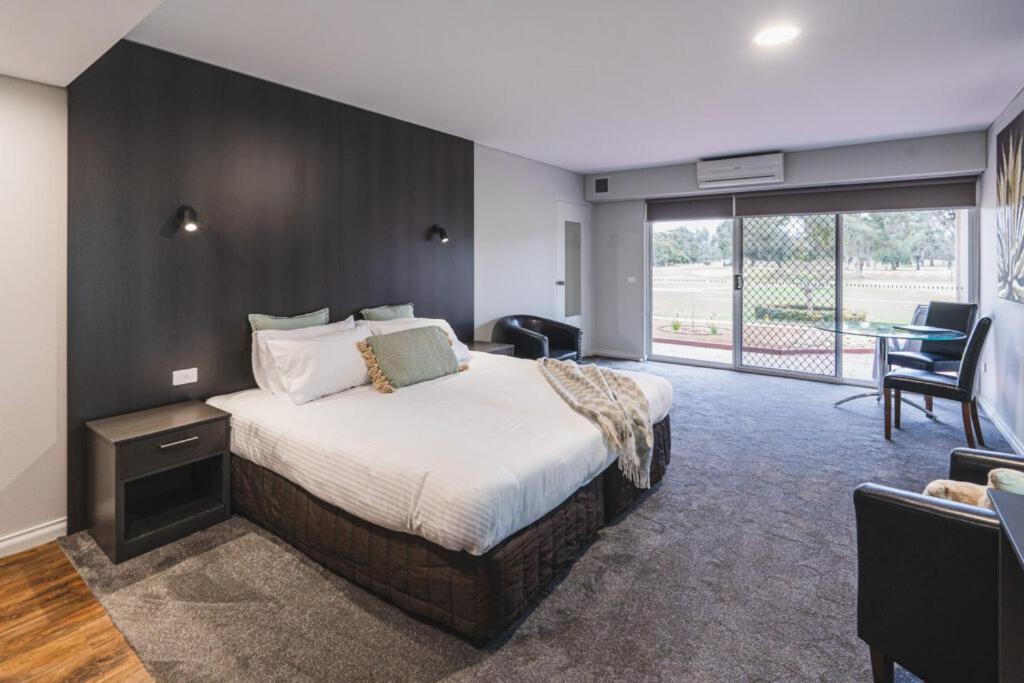 Yarrawonga Mulwala Golf Club Hotell Exteriör bild A suite at the hotel