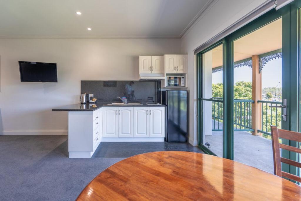 Yarrawonga Mulwala Golf Club Hotell Exteriör bild A kitchen in a serviced apartment