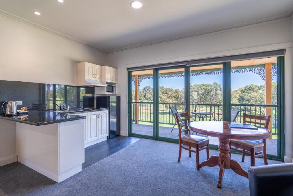 Yarrawonga Mulwala Golf Club Hotell Exteriör bild A typical apartment at the resort