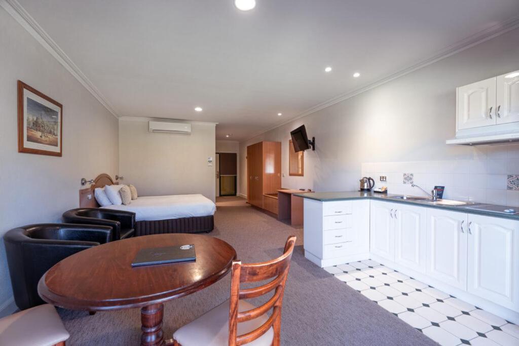 Yarrawonga Mulwala Golf Club Hotell Exteriör bild Studio apartment