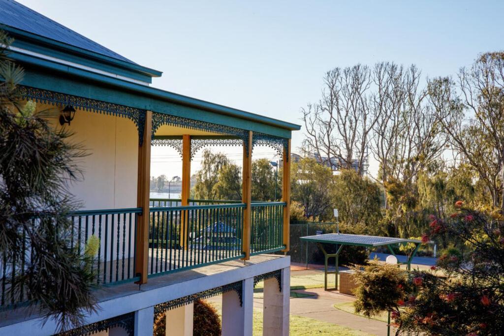 Yarrawonga Mulwala Golf Club Hotell Exteriör bild The verandah of the house
