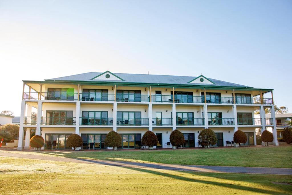 Yarrawonga Mulwala Golf Club Hotell Exteriör bild The clubhouse at the Links Lady Bay Golf Course