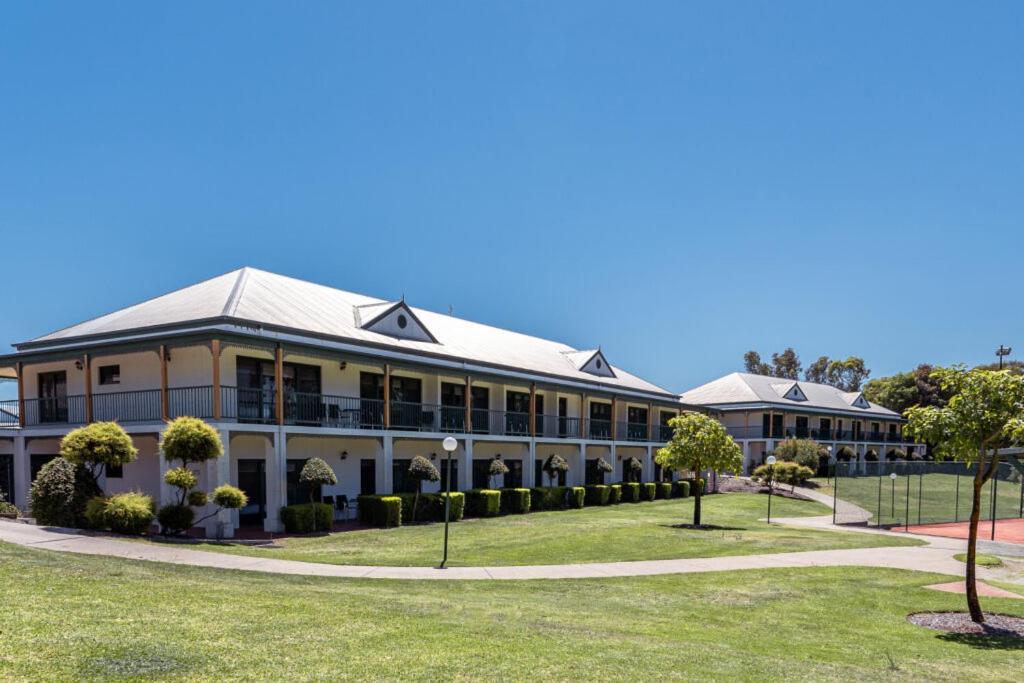 Yarrawonga Mulwala Golf Club Hotell Exteriör bild The school's main building