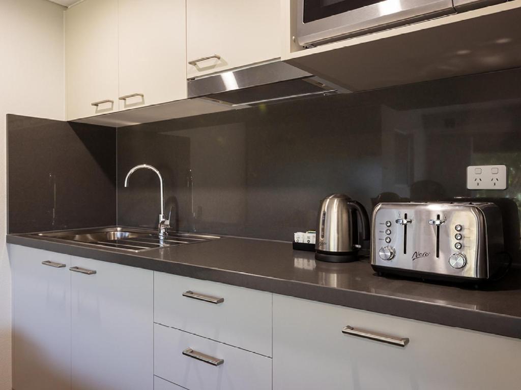 Yarrawonga Mulwala Golf Club Hotell Exteriör bild A typical kitchen in a student apartment