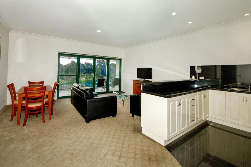 Yarrawonga Mulwala Golf Club Hotell Exteriör bild A typical apartment at the Village