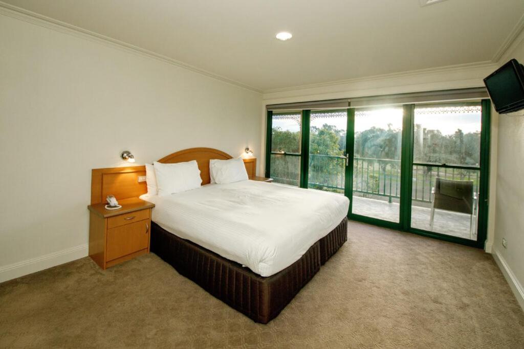 Yarrawonga Mulwala Golf Club Hotell Exteriör bild A bedroom at the hotel