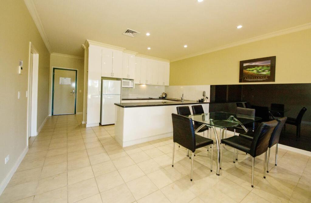 Yarrawonga Mulwala Golf Club Hotell Exteriör bild A kitchen in a typical apartment