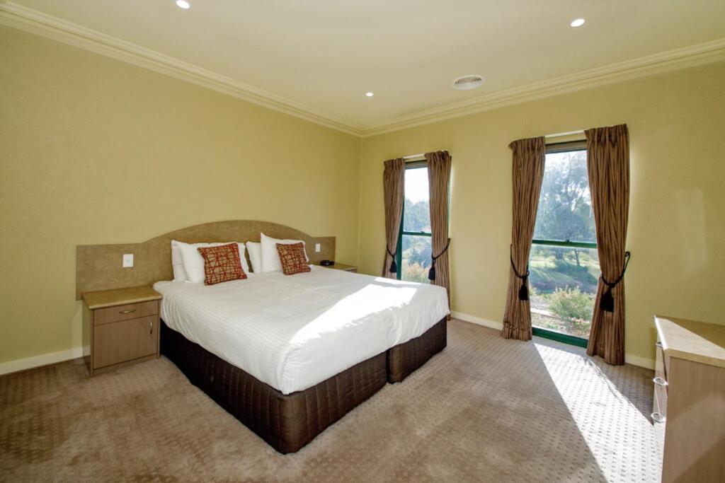 Yarrawonga Mulwala Golf Club Hotell Exteriör bild A bedroom at the hotel