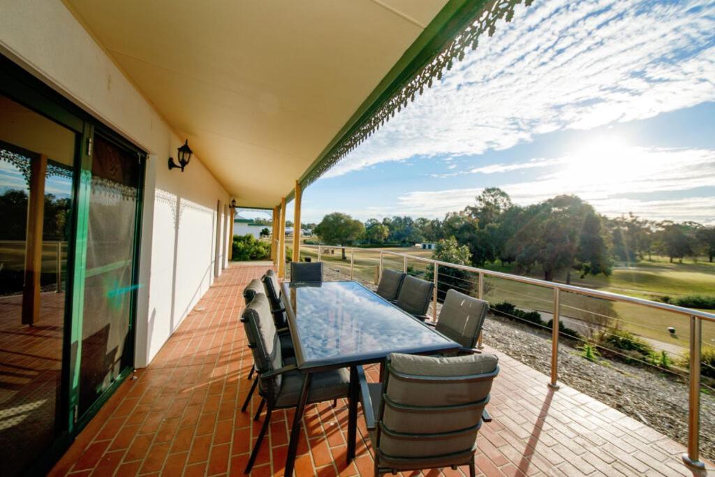 Yarrawonga Mulwala Golf Club Hotell Exteriör bild A balcony in Australia