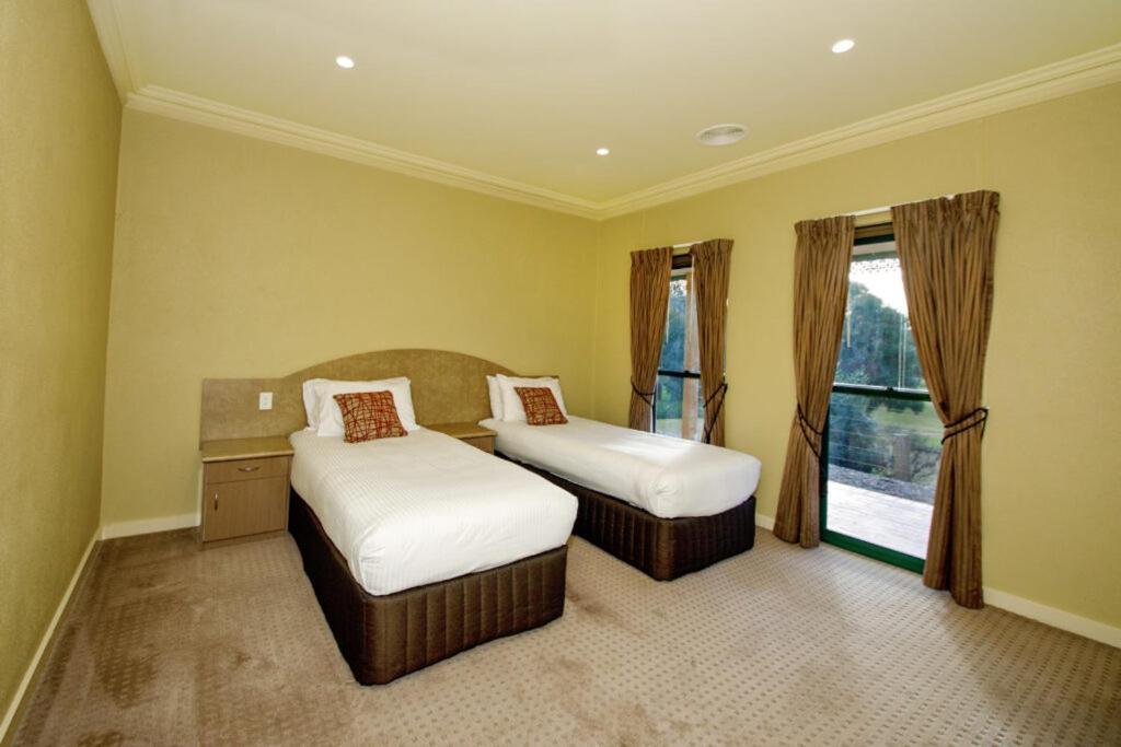 Yarrawonga Mulwala Golf Club Hotell Exteriör bild A bedroom at the hotel
