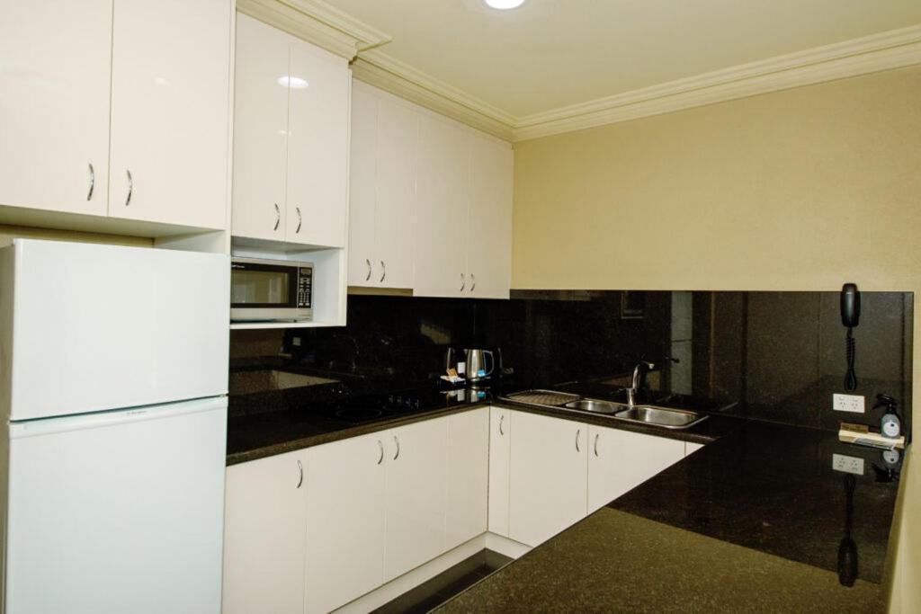 Yarrawonga Mulwala Golf Club Hotell Exteriör bild A typical kitchen in a student apartment