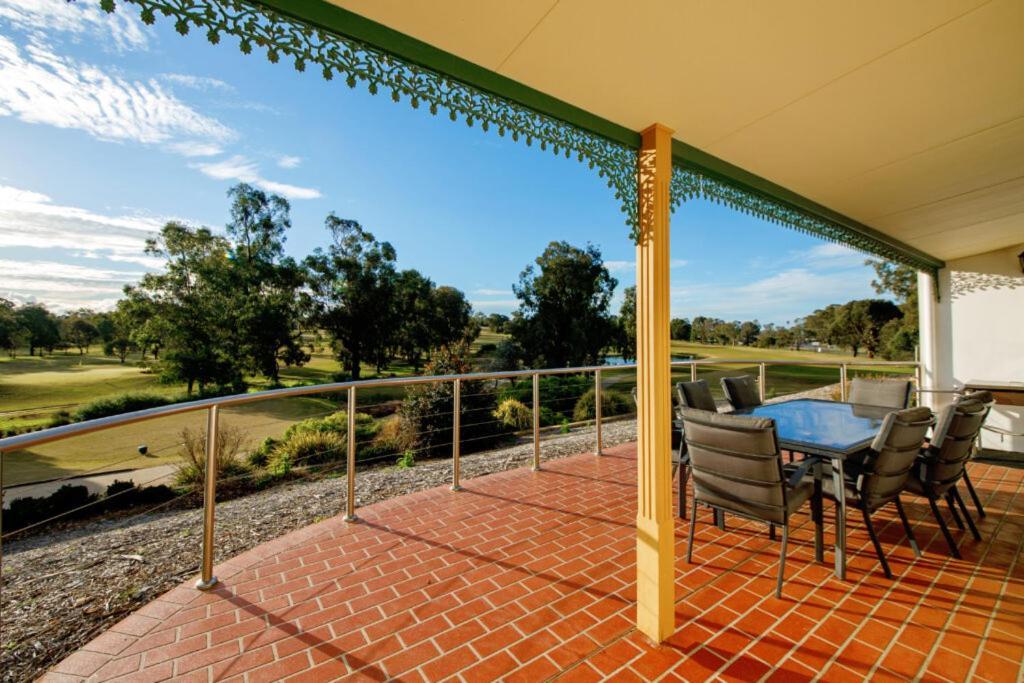 Yarrawonga Mulwala Golf Club Hotell Exteriör bild Clubhouse balcony