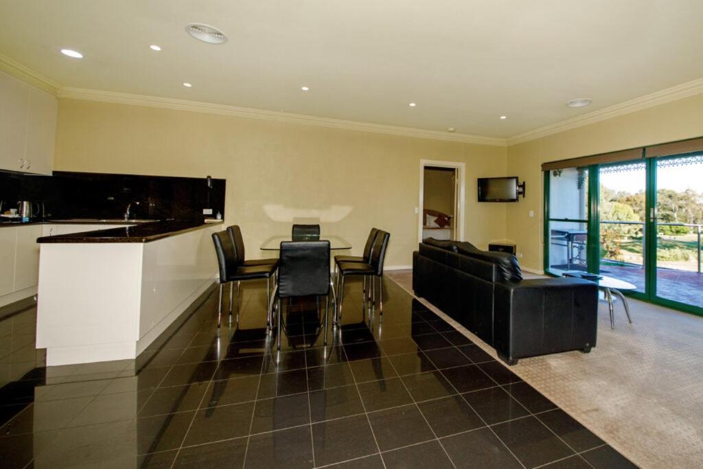 Yarrawonga Mulwala Golf Club Hotell Exteriör bild A typical apartment at the hotel
