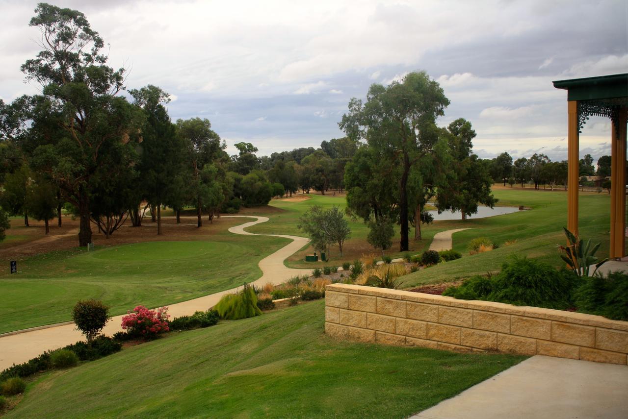 Yarrawonga Mulwala Golf Club Hotell Exteriör bild The 18th hole at the Vines Resort and Country Club