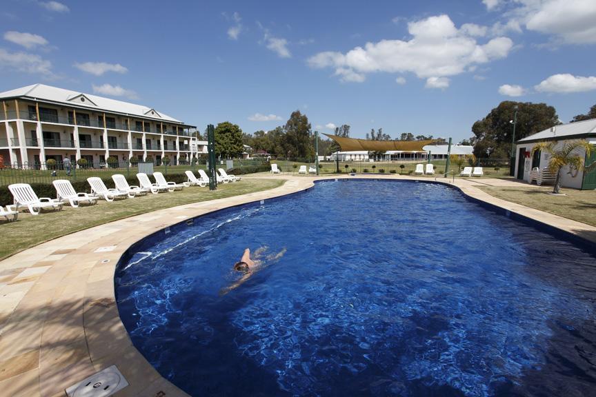 Yarrawonga Mulwala Golf Club Hotell Exteriör bild The pool at the Club Hotel