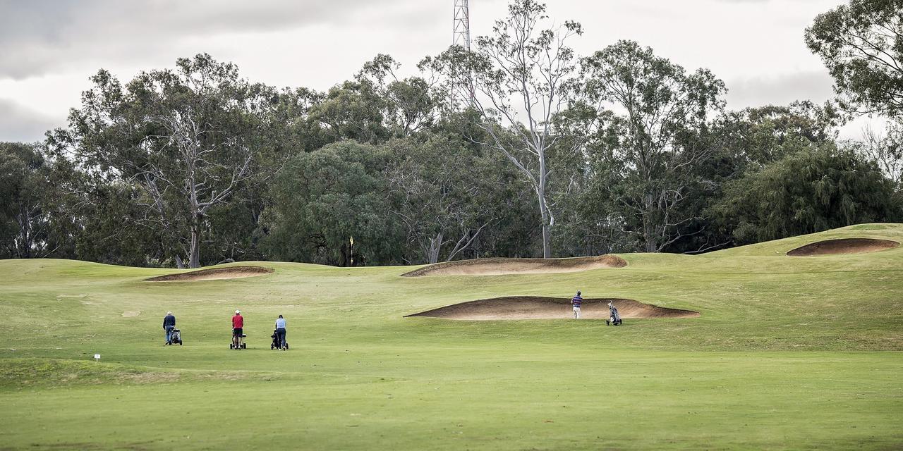 Yarrawonga Mulwala Golf Club Hotell Exteriör bild Golfers at the 2011 Australian PGA Championship