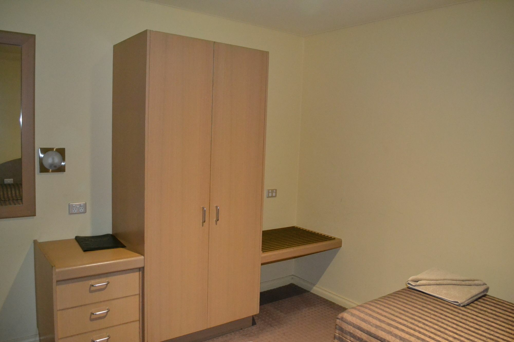 Yarrawonga Mulwala Golf Club Hotell Exteriör bild A typical bedroom in the halls of residence